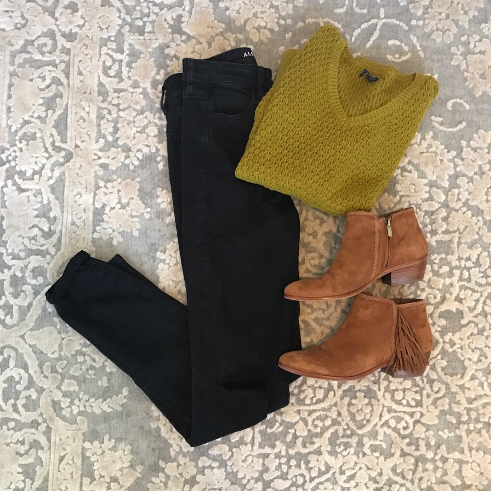 American Eagle High Waisted Jeans-Distressed Knees